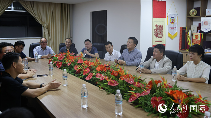 與會(huì)代表進(jìn)行座談交流。（人民網(wǎng)記者  時(shí)元皓攝）
