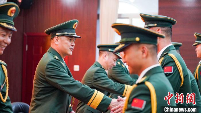 首長為晉銜官兵頒發(fā)任命狀?！堨狭?攝