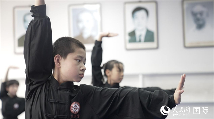正在練習(xí)劈掛拳的武術(shù)學(xué)童。人民網(wǎng)記者 袁蒙攝