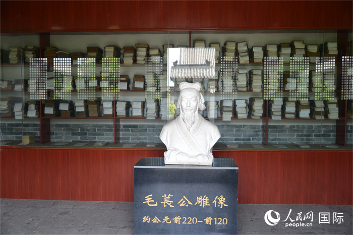 河間詩經(jīng)齋毛萇雕像。雕像后書櫥中陳列的是歷代各版本《詩經(jīng)》及譯本。 人民網(wǎng) 趙昭攝