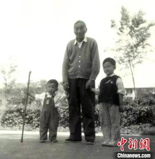 陳望道與幼年的陳曉帆(左)、陳曉帆的哥哥一起合影?！￡悤苑﹫D