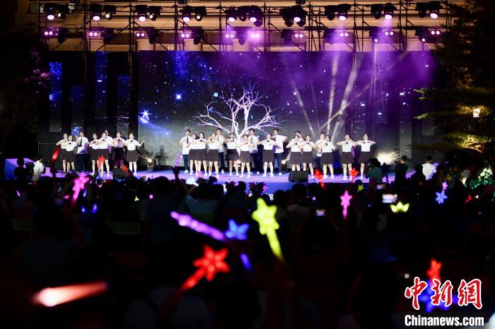 合唱表演《夜空中最亮的星》。　王東明 攝