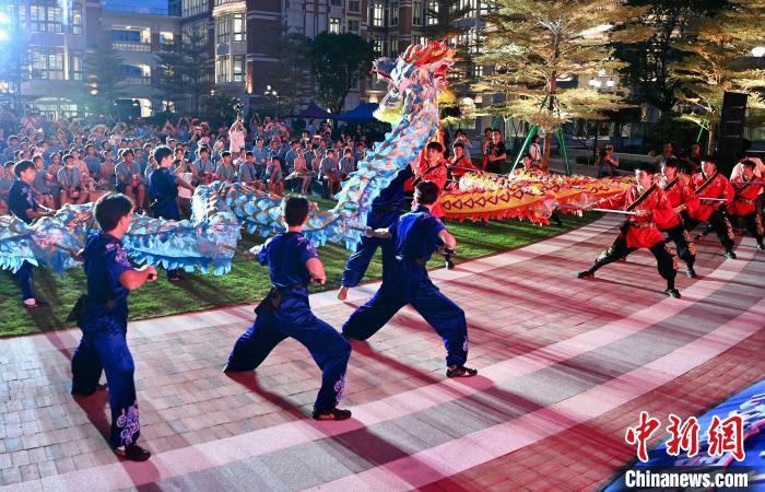 兩岸青少年同臺呈現(xiàn)龍獅表演。　王東明 攝