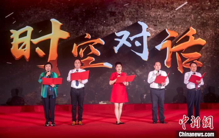 陶侃與陳望道之孫陳曉帆、顏福慶之孫顏志淵、榮毅仁侄女榮智豐深情朗誦《與統(tǒng)戰(zhàn)先輩的時(shí)空對(duì)話》?！堦?攝