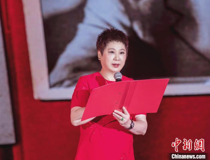 7月16日，榮智豐在2023年上海統(tǒng)戰(zhàn)文化周開幕活動(dòng)中朗誦《與統(tǒng)戰(zhàn)先輩的時(shí)空對(duì)話》?！堦?攝