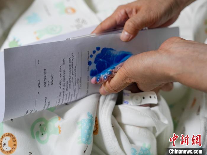 醫(yī)護(hù)人員為新生兒留下腳印?！?攝