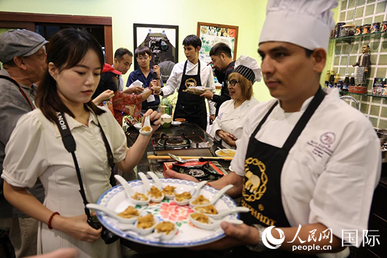 7月19日，參加美食活動的多國代表品嘗泰式傳統(tǒng)美食。人民網(wǎng)記者 張矜若攝