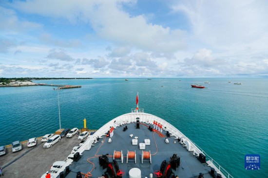 7月22日，中國海軍“和平方舟”號醫(yī)院船駛離基里巴斯首都塔拉瓦。當(dāng)?shù)貢r間22日上午10時，執(zhí)行“和諧使命-2023”任務(wù)的中國海軍“和平方舟”號醫(yī)院船圓滿結(jié)束對基里巴斯的首次訪問，駛離基里巴斯首都塔拉瓦，前往本次任務(wù)的第二站湯加努庫阿洛法港。新華社發(fā)（黎宇 攝）