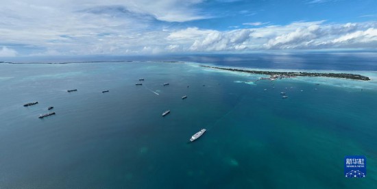 7月22日，中國海軍“和平方舟”號醫(yī)院船結(jié)束基里巴斯訪問，駛離塔拉瓦港。新華社發(fā)（桂江波 攝）