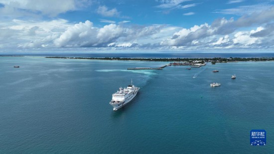7月22日，中國海軍“和平方舟”號醫(yī)院船結(jié)束基里巴斯訪問，駛離塔拉瓦港。新華社發(fā)（桂江波 攝）