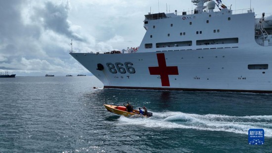 7月22日，中國海軍“和平方舟”號醫(yī)院船駛離塔拉瓦港途中，基里巴斯當(dāng)?shù)孛癖婑{船揮手告別。新華社發(fā)（桂江波 攝）