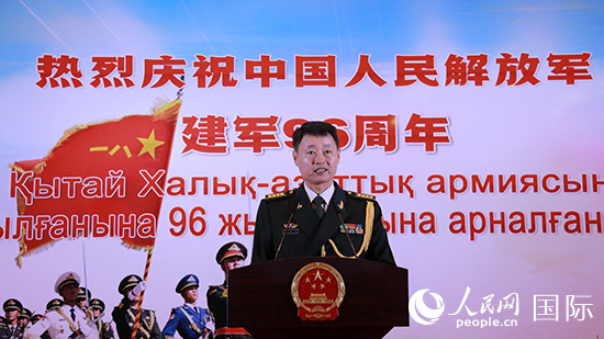 國防武官胡德君大校發(fā)表致辭。人民網(wǎng)記者 李強(qiáng)攝