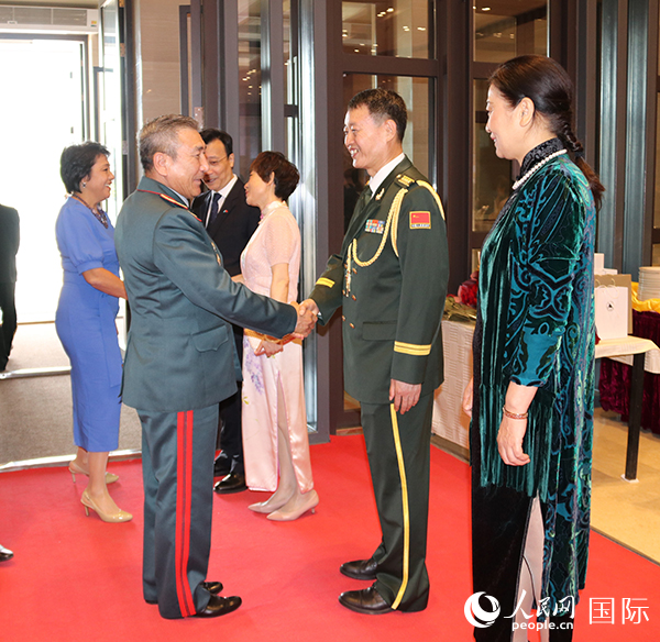 國防武官胡德君大校迎接賓客。人民網(wǎng)記者李強(qiáng)攝