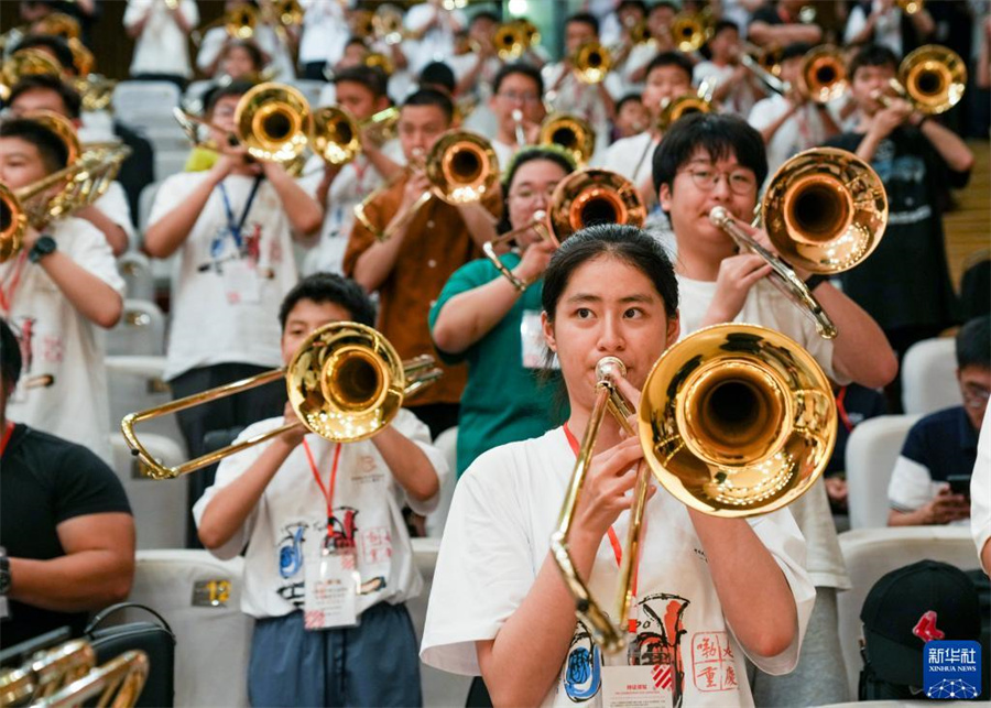 8月1日，在第九屆中國國際低音銅管藝術(shù)節(jié)的一場公益大師課上，低音銅管樂器愛好者在練習長號。新華社記者 劉潺 攝