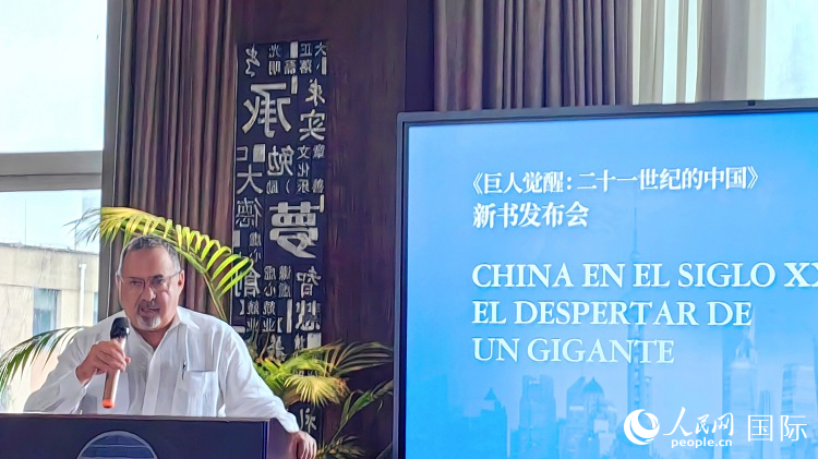 羅德里格斯博士現(xiàn)場介紹著作。吳志華攝