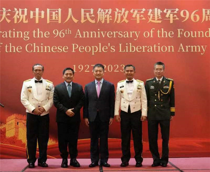 圖為陸慷大使與印尼貴賓合影。中國(guó)駐印度尼西亞使館供圖