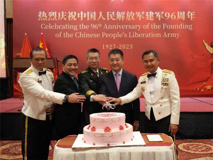 圖為陸慷大使與印尼貴賓共切生日蛋糕。中國(guó)駐印度尼西亞使館供圖