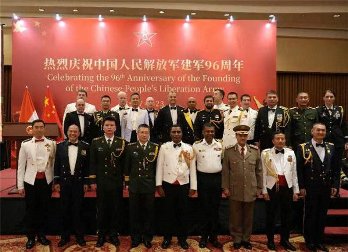 圖為徐勝武官與參加招待會(huì)的各國(guó)武官、武官處代表合影。中國(guó)駐印度尼西亞使館供圖