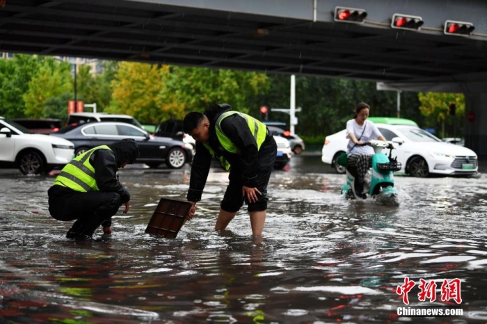 7月30日，河北省持續(xù)發(fā)布暴雨紅色預(yù)警信號(hào)。受今年第5號(hào)臺(tái)風(fēng)“杜蘇芮”殘余環(huán)流影響，7月28日以來(lái)，地處華北地區(qū)的河北省大部出現(xiàn)降雨。30日17時(shí)，該省氣象臺(tái)發(fā)布當(dāng)日第三次暴雨紅色預(yù)警信號(hào)。石家莊市城區(qū)不少區(qū)域積水嚴(yán)重，城管、環(huán)衛(wèi)、園林、市政等部門(mén)緊急出動(dòng)，聯(lián)合疏堵保暢，筑牢防汛安全屏障。圖為石家莊裕華區(qū)城管局防汛隊(duì)員對(duì)沿街收水井進(jìn)行雜物清理，以保證排水暢通。翟羽佳 攝