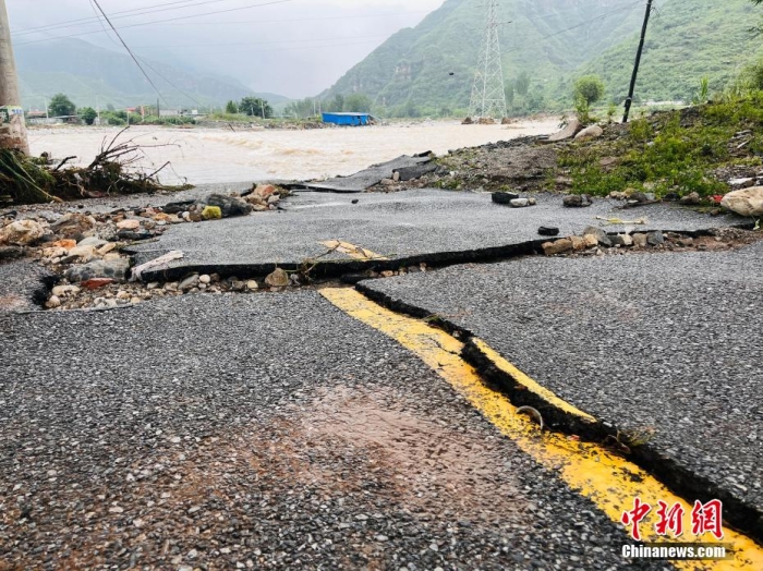 受臺(tái)風(fēng)“杜蘇芮”影響，7月29日至8月1日，河北省淶水縣普降暴雨，持續(xù)強(qiáng)降雨和強(qiáng)風(fēng)天氣引發(fā)洪水險(xiǎn)情。連日來，當(dāng)?shù)亟M織數(shù)千人搶險(xiǎn)救援隊(duì)伍，集中力量加快排水、清理路面、救援拋錨車輛、搶修倒伏電線桿等工作。8月1日，方便面、飲用水、火腿腸、面包等首批調(diào)撥救災(zāi)物資送抵救災(zāi)一線，并于當(dāng)天發(fā)放到受災(zāi)群眾手中。目前，淶水縣受損交通、電力、通信等基礎(chǔ)設(shè)施正在加緊搶修，山區(qū)受困人員已分批轉(zhuǎn)移，各項(xiàng)搶險(xiǎn)救災(zāi)工作正在有序進(jìn)行中。圖為淶水縣婁村鎮(zhèn)南安莊村被洪水沖毀的路面。(文/呂子豪 楊猛)李金璐 攝