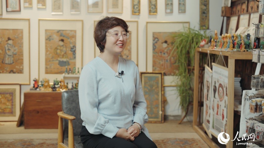 圖為瓷器修復(fù)藝術(shù)家王京。人民網(wǎng)記者 張若涵攝