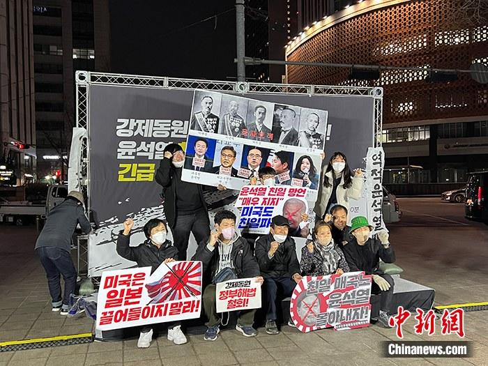 資料圖：韓國公民團(tuán)體聯(lián)盟在首爾廣場舉行燭光守夜活動。