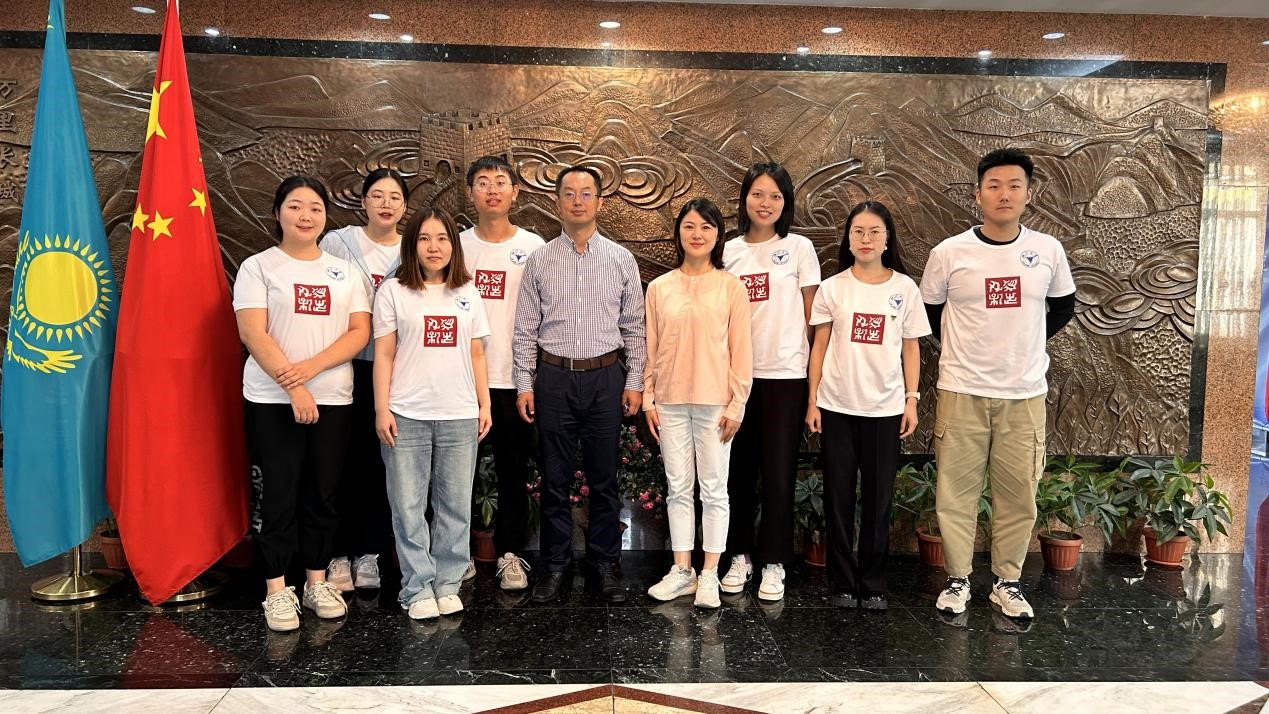 浙江大學(xué)實(shí)踐團(tuán)拜訪中國(guó)駐阿拉木圖總領(lǐng)館。浙江大學(xué)供圖