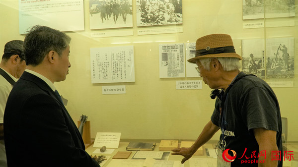 毒氣島歷史研究所事務(wù)局長(zhǎng)山內(nèi)正之在毒氣資料館為大家介紹日軍發(fā)動(dòng)毒氣戰(zhàn)的罪證。人民網(wǎng) 蔣曉辰攝
