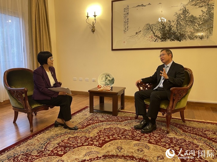 胡長春大使（圖右）接受人民網(wǎng)記者唐維紅采訪。人民網(wǎng)記者 趙艷紅攝