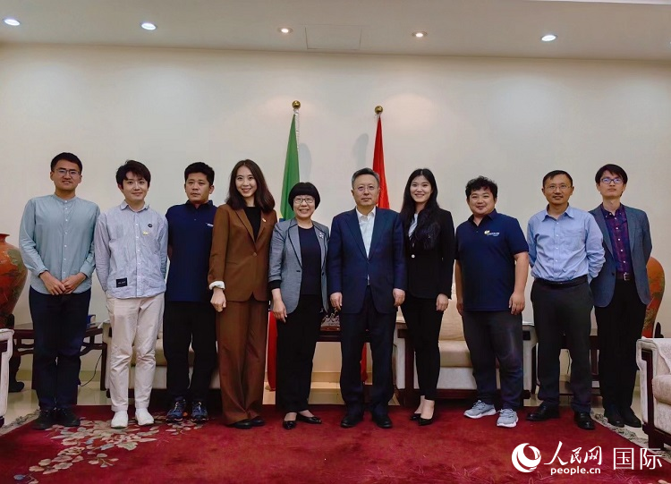 趙志遠(yuǎn)大使（右五）、使館工作人員與人民網(wǎng)記者合影。