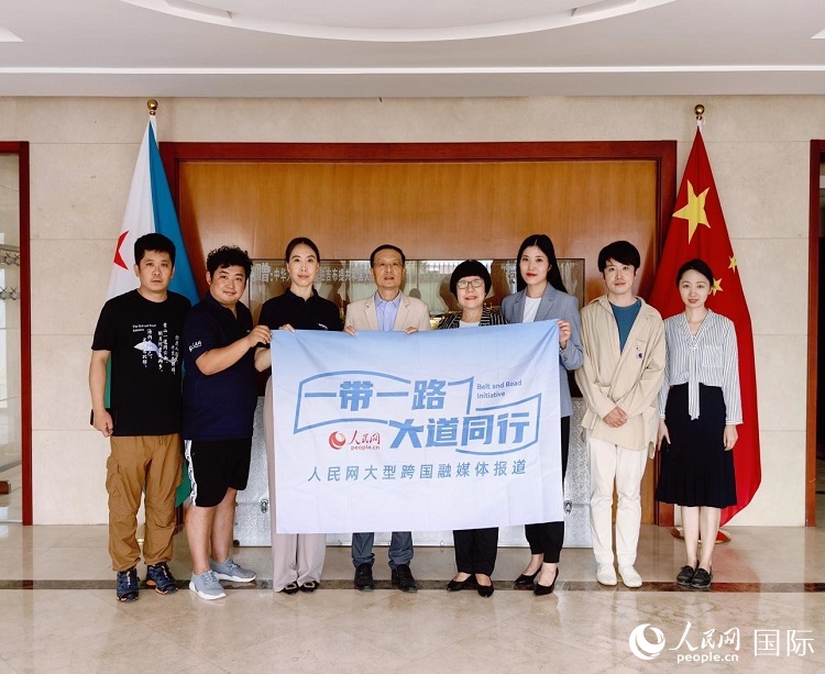 胡斌大使（左四）、使館工作人員與人民網(wǎng)記者合影。