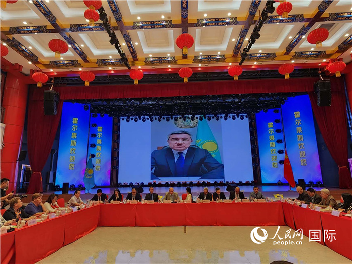 哈外交部駐阿拉木圖副代表拉伊莫夫視頻致辭。人民網(wǎng)記者 李強(qiáng)攝