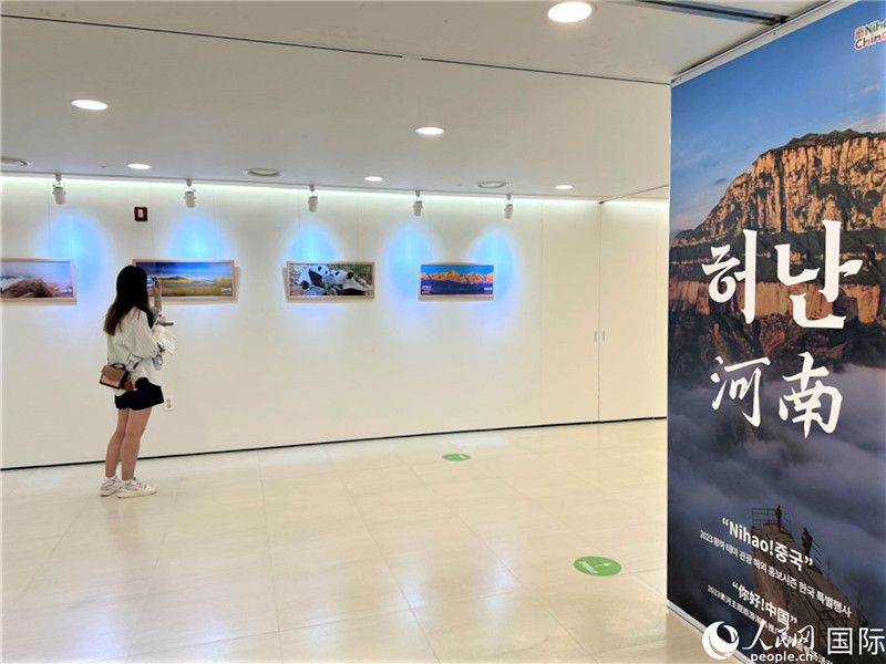 2.民眾參觀“看九曲黃河 聽華夏故事”主題展。人民網(wǎng)記者 馬菲攝