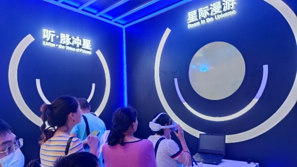9月2日，貴州展館里觀眾排隊(duì)體驗(yàn)VR。受訪(fǎng)者供圖