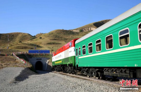 2016年8月24日，塔吉克斯坦“瓦赫達(dá)特-亞灣”鐵路通車(chē)。這是絲綢之路經(jīng)濟(jì)帶框架下首個(gè)開(kāi)工并建成的鐵路項(xiàng)目，具標(biāo)志性意義。圖為火車(chē)進(jìn)入由中鐵十九局集團(tuán)有限公司承建的隧道。文龍杰 攝