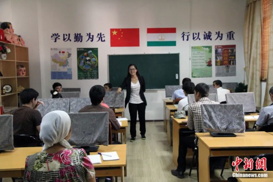 2014年，塔吉克斯坦國(guó)立民族大學(xué)的孔子學(xué)院內(nèi)，教師正在為塔吉克斯坦學(xué)生授課。田冰 攝