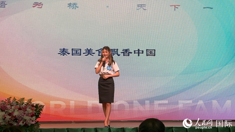 榮獲世界大學(xué)生中文比賽亞洲冠軍的泰國(guó)選手。人民網(wǎng)記者 孫廣勇攝