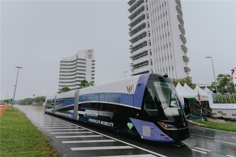 9月6日下午，由中車株洲所自主研發(fā)制造的全球首輛氫能源智軌電車正式亮相馬來西亞砂拉越州古晉市。中車株洲所供圖