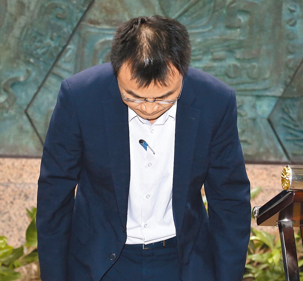臺農(nóng)業(yè)部門負(fù)責(zé)人陳吉仲19日傍晚舉行記者會說明項目進口雞蛋議題，當(dāng)日晚間8點在臉書上宣布辭職。 圖片來源：臺灣“中時新聞網(wǎng)”