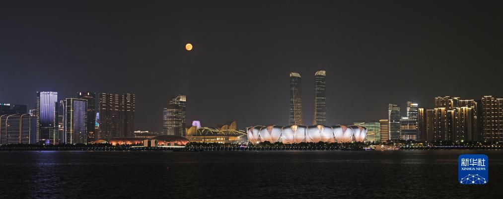 這是9月29日在杭州拍攝的杭州奧體中心體育場和滿月。新華社發(fā)（李忠攝）