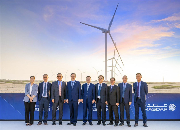 中方建設(shè)者在風(fēng)電場合影。中國電建供圖