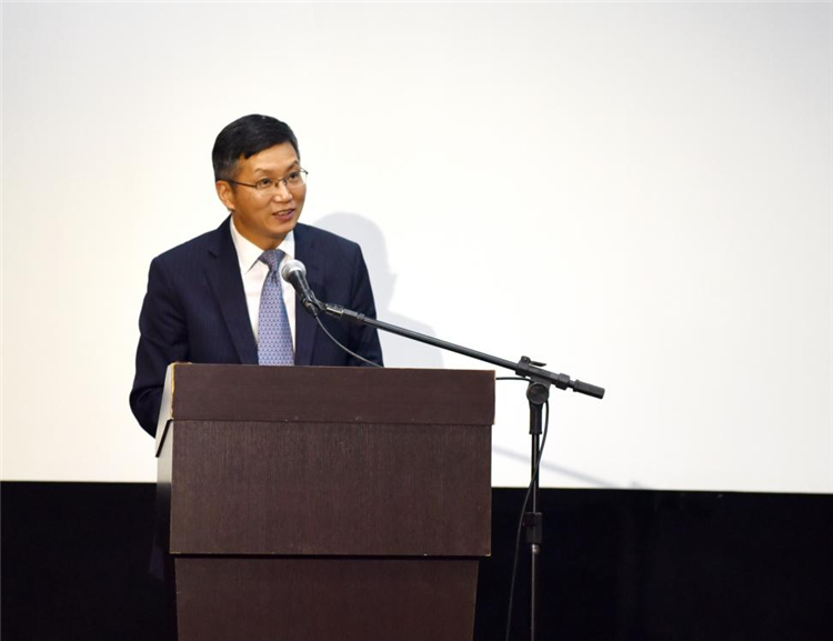中國(guó)駐圣保羅總領(lǐng)事余鵬在開幕活動(dòng)中致辭。 圣保羅州立大學(xué)孔子學(xué)院供圖
