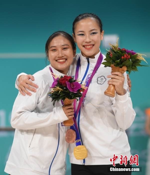 10月7日，杭州第19屆亞運(yùn)會(huì)輪滑項(xiàng)目女子花樣輪滑單人滑長(zhǎng)節(jié)目決賽在錢塘輪滑中心舉行。結(jié)合短節(jié)目決賽成績(jī)，中國臺(tái)北選手洪筱晴(左)以94.38分的總成績(jī)奪得女子花樣輪滑單人滑冠軍，中國臺(tái)北選手張致如(右)獲得季軍。<a target='_blank' href='/'><p  align=