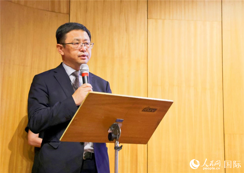 中國駐里約熱內(nèi)盧總領(lǐng)事館商務(wù)參贊徐元勝發(fā)表致辭。人民網(wǎng)記者 陳海琪攝