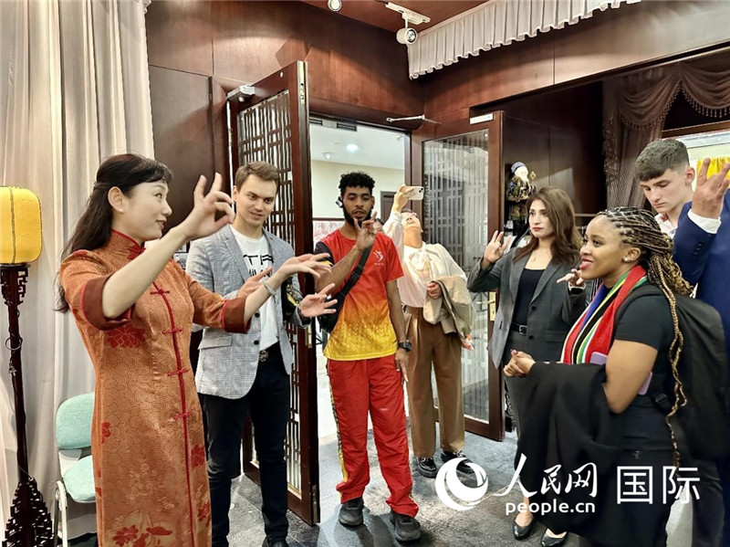 國際民間人士代表團參觀古北市民中心昆曲教室。人民網(wǎng)記者 周雨攝