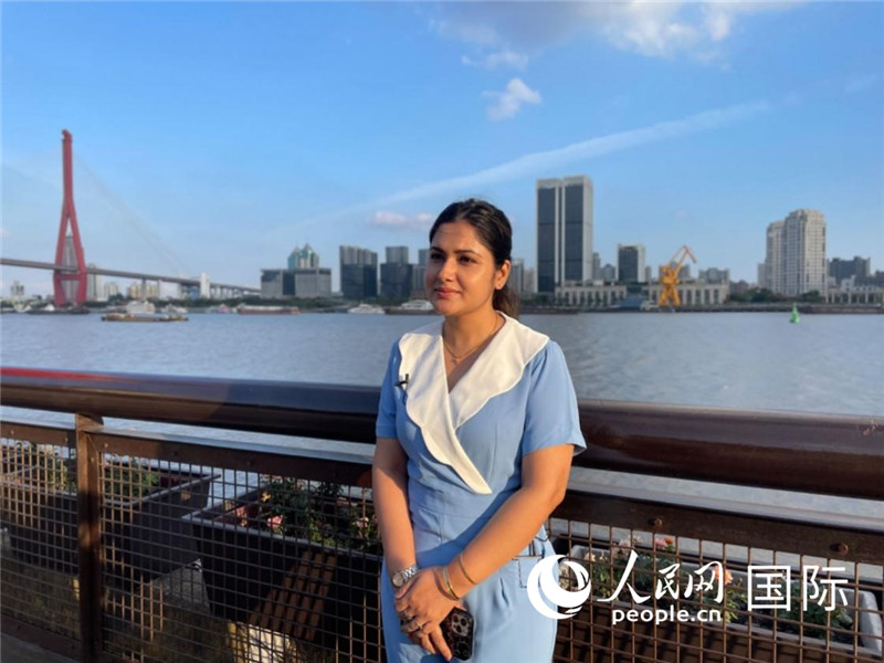 孟加拉國Channel24電視頻道主持人伊斯拉特·阿敏在上海市楊浦濱江接受采訪。 人民網(wǎng)記者 張榮攝