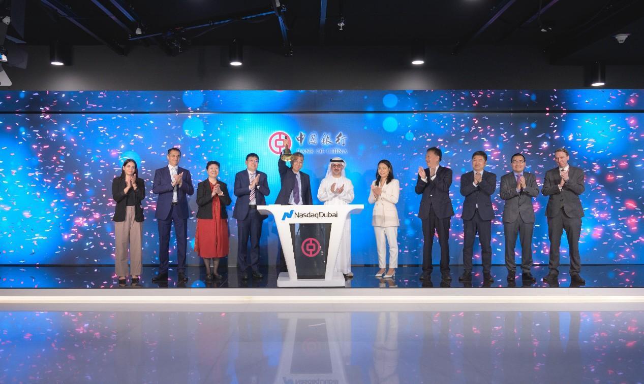 圖為中外嘉賓出席搖鈴儀式。迪拜納斯達(dá)克供圖