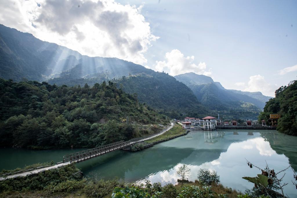 這是2022年11月8日拍攝的尼泊爾上馬相迪A水電站大壩。上馬相迪A水電站位于尼泊爾西部勒姆宗縣，2013年1月開工建設(shè)，2017年1月1日投入商業(yè)運(yùn)營(yíng)。該水電站投入運(yùn)營(yíng)以來(lái)，極大緩解了尼泊爾電力緊缺局面。新華社發(fā)（哈里·馬哈爾詹 攝）
