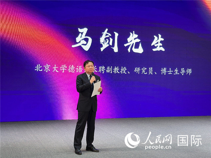 北京大學(xué)德語系長聘副教授馬劍點評學(xué)生表現(xiàn)。（攝影：張麗鷗）