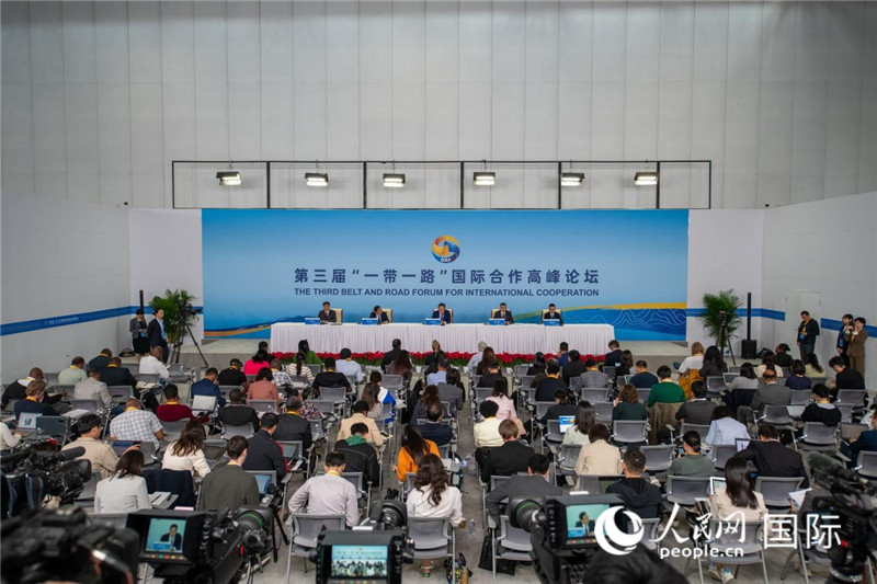 10月16日，第三屆“一帶一路”國際合作高峰論壇新聞中心在北京國家會議中心舉行首場吹風會，邀請自然資源部國際合作司和相關(guān)單位負責人介紹有關(guān)情況，并回答記者提問。人民網(wǎng)記者 翁奇羽攝